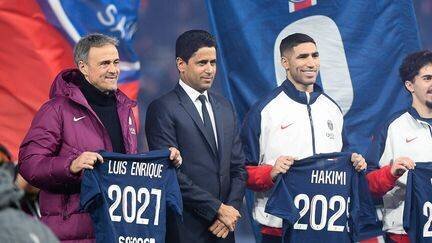 Luis Enrique et Achraf Hakimi posent aux côtés du président du PSG, Nasser al-Khelaïfi, au Parc des princes, à Paris, le 7 février 2025. (LIONEL URMAN/SIPA)
