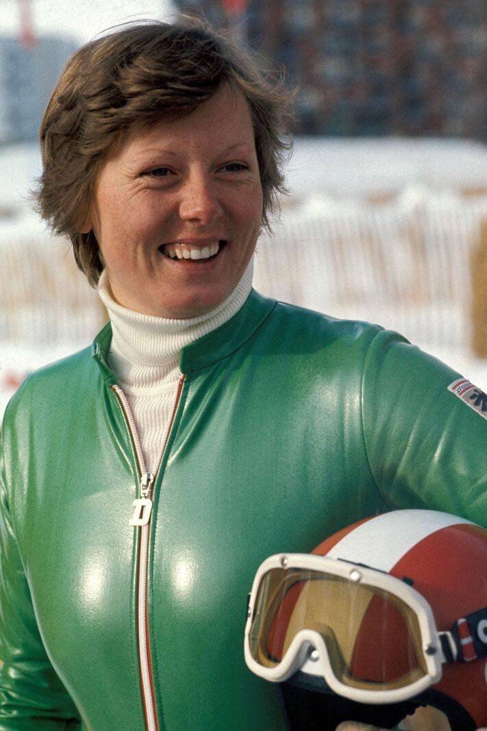 Annemarie Moser-Pröll en tenue de ski en Autriche.
