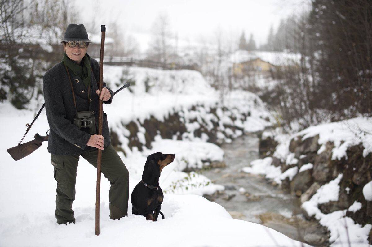 Annemarie Moser-Pröll avec un chien dans un paysage enneigé.
