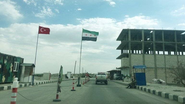 Drapeaux au point de contrôle à Jarablus, une ville capturée par l'armée syrienne libre soutenue par la Turquie