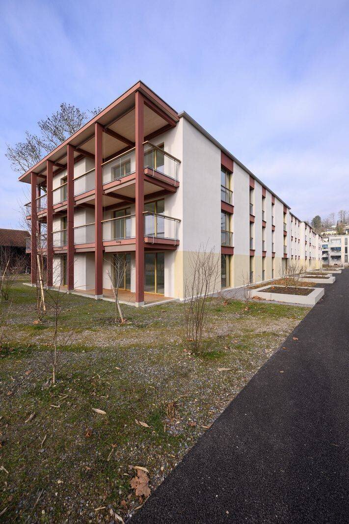 Wohngebäude an der Ettingerstrasse 40 in Reinach, Teil des Projekts für temporäres Wohneigentum, initiiert von Mischa Folger, fotografiert am 15. Januar 2025. © Dominik Plüss