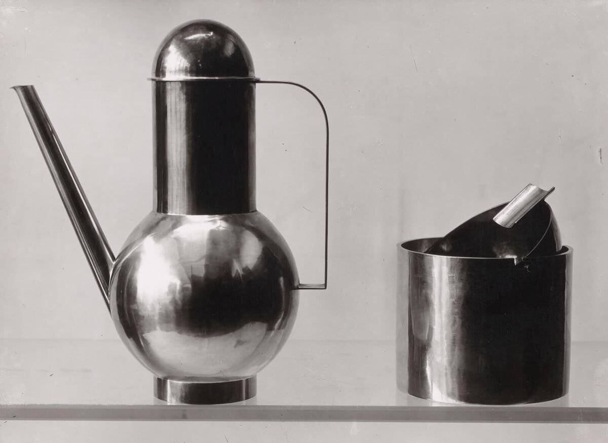 Photographie d'un ensemble de cafetière moderne en design brillant.