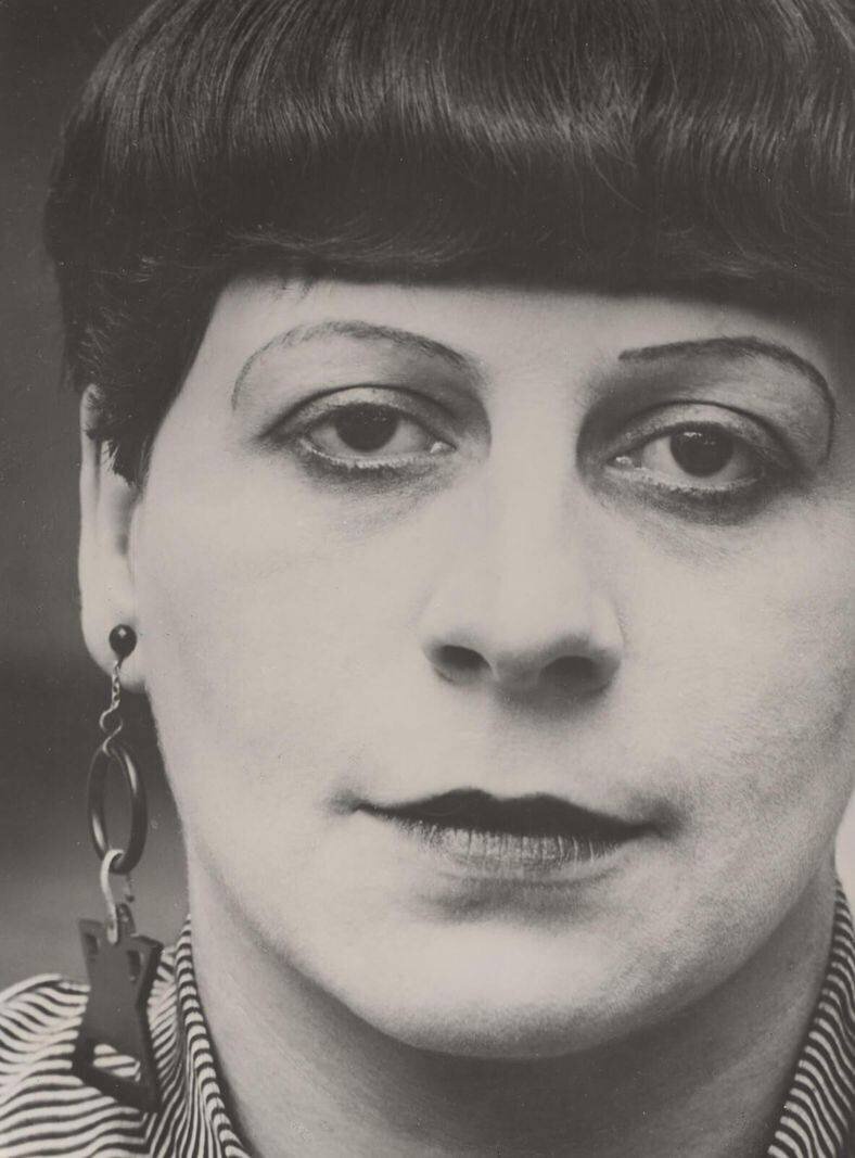 Portrait en noir et blanc d'une personne ayant de grandes oreilles.