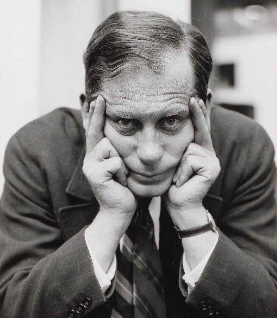 Un homme pensif en costume.