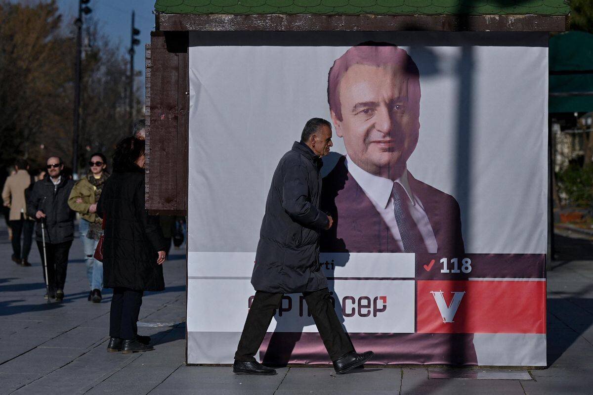 Un kiosque à Pristina avec le portrait d'Albin Kurti, 6 février 2025.