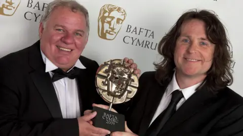 Andrew Jenkins et Peter Watkins Hughes lors de la remise d'un prix BAFTA Cymru