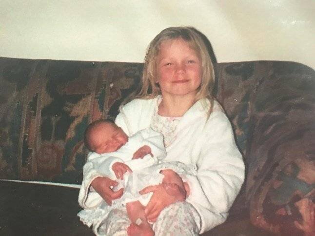 Katie Brett enfant avec sa sœur Sasha