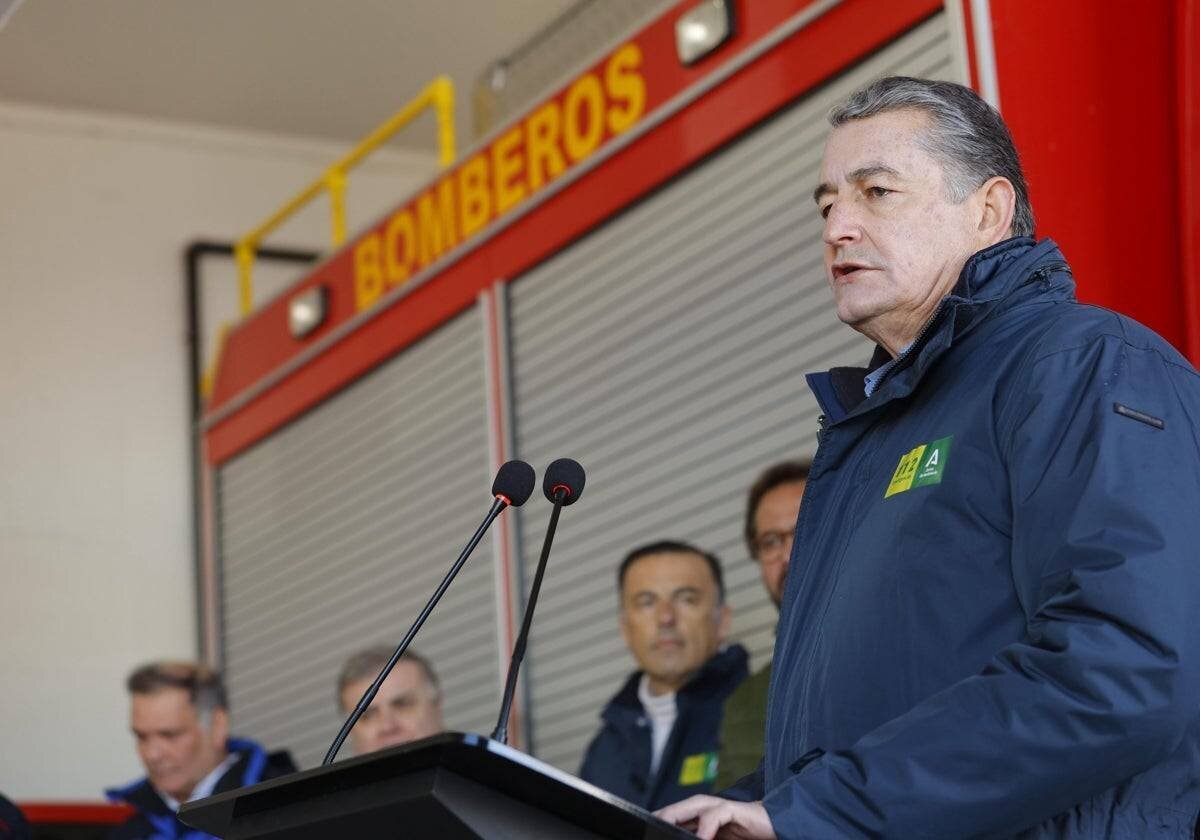 Antonio Sanz, conseiller de la Présidence, lors de sa visite aux installations de pompiers de Sierra Nevada.