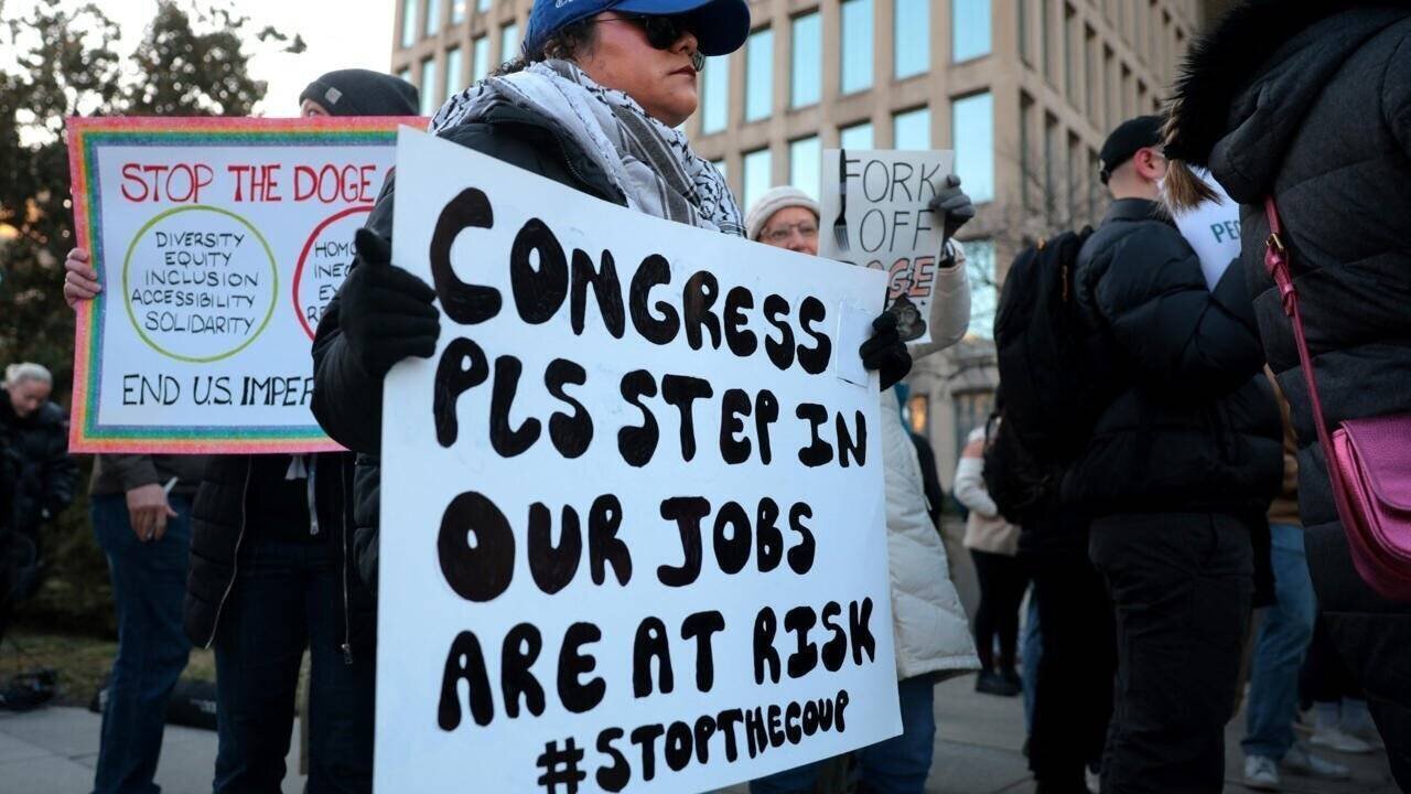 Des travailleurs fédéraux américains et leurs soutiens manifestent contre Elon Musk et son Département de l'Efficacité Gouvernementale (DOGE) devant le siège de l'Office of Personnel Management (OPM).