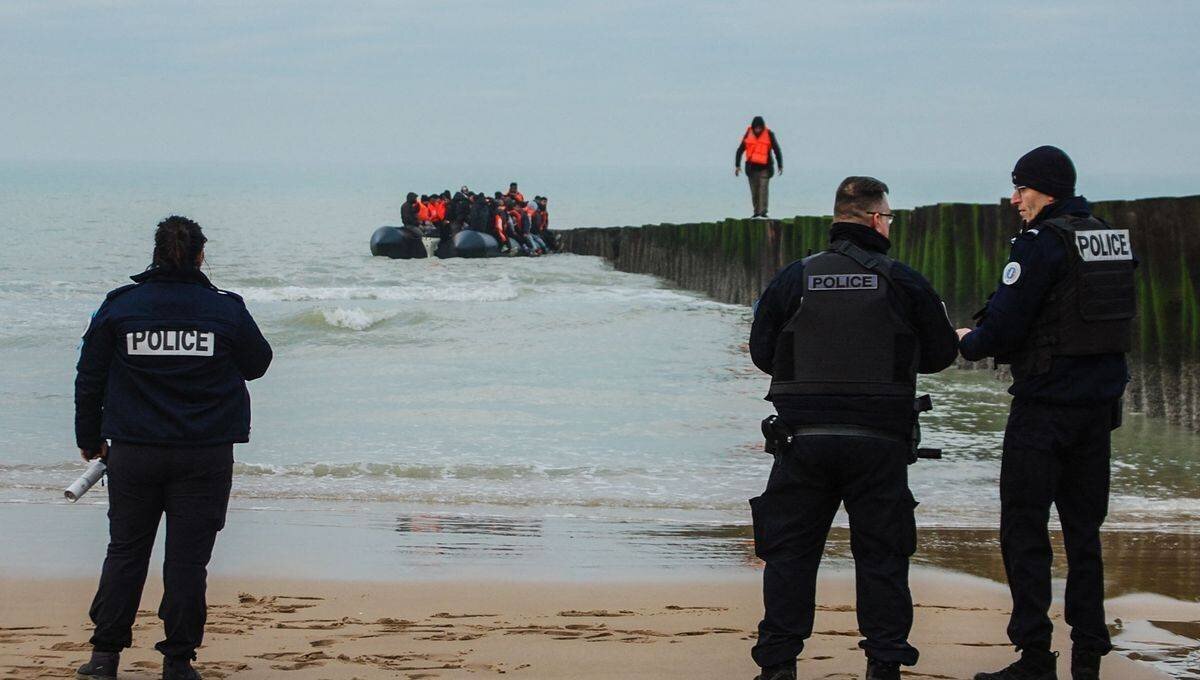 Une embarcation surchargée sur la plage de Sangatte dans le Pas-de-Calais, le 15 janvier 2025.