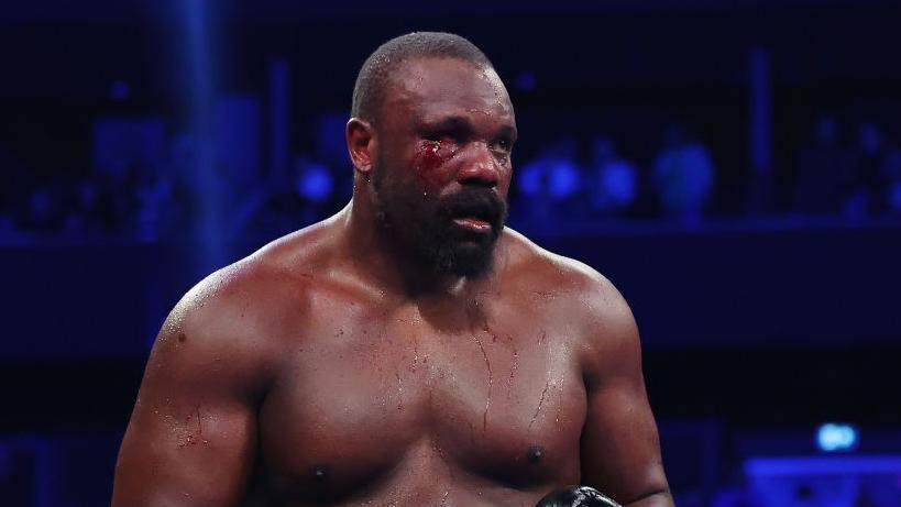 Derek Chisora avec du sang sur le visage