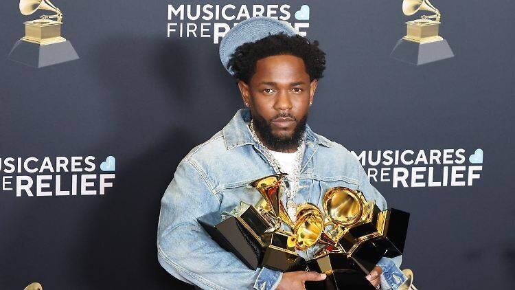 Kendrick Lamar avec ses Grammy Awards