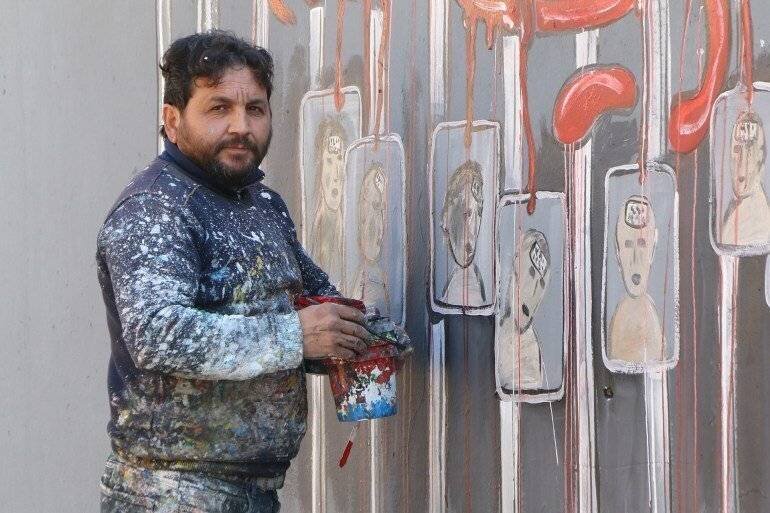 Mural représentant César sur le mur d'une école à Bensh, à l'est d'Idlib