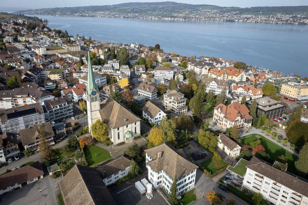 Vue aérienne de Wädenswil avec la réformée église au premier plan et le lac de Zurich en arrière-plan.