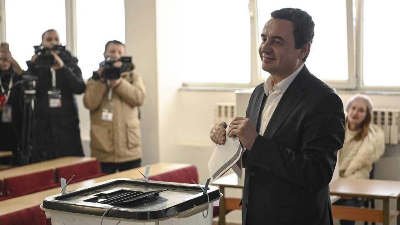 Le Premier ministre kosovar sortant, Albin Kurti, s'apprête à voter lors des législatives, le 9 février 2025 à Pristina