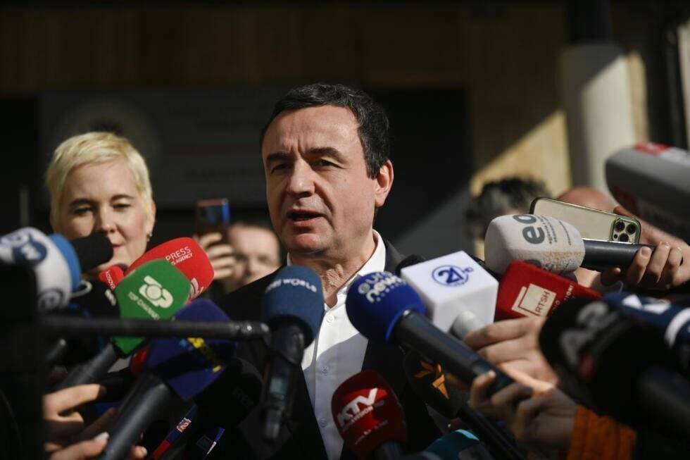Le Premier ministre kosovar sortant, Albin Kurti, s'exprime devant la presse après avoir voté aux législatives, le 9 février 2025 à Pristina