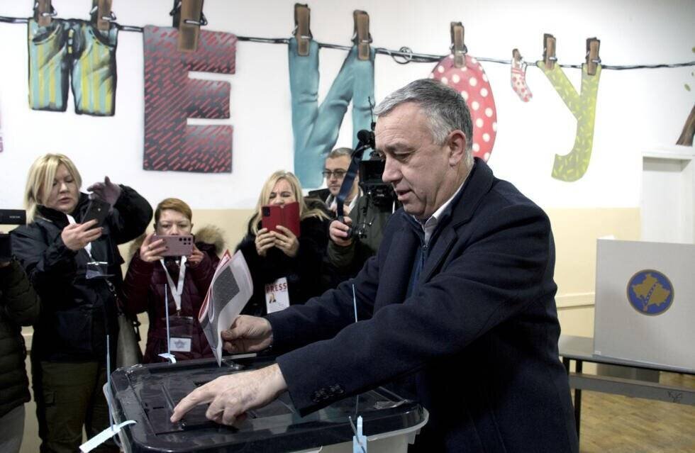 Le chef de file du parti Srpska Lista (Liste serbe), vote aux législatives, le 9 février 2025 à Mitrovica, dans le nord du Kosovo