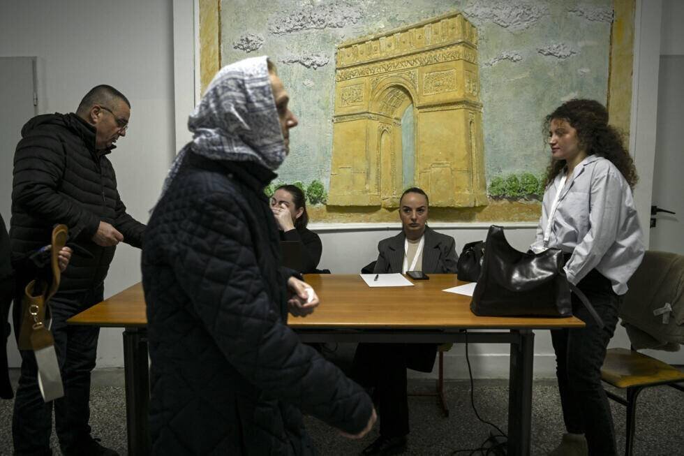 Des électeurs votent pour les législatives au Kosovo dans un bureau de Pristina, le 9 février 2025