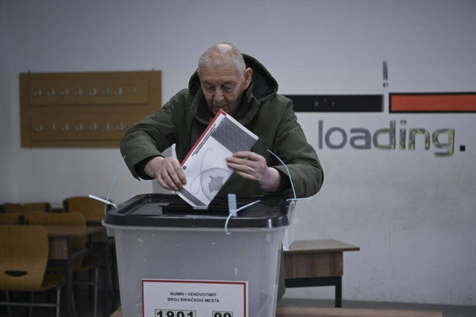 Un électeur vote pour les législatives au Kosovo dans un bureau de Pristina, le 9 février 2025