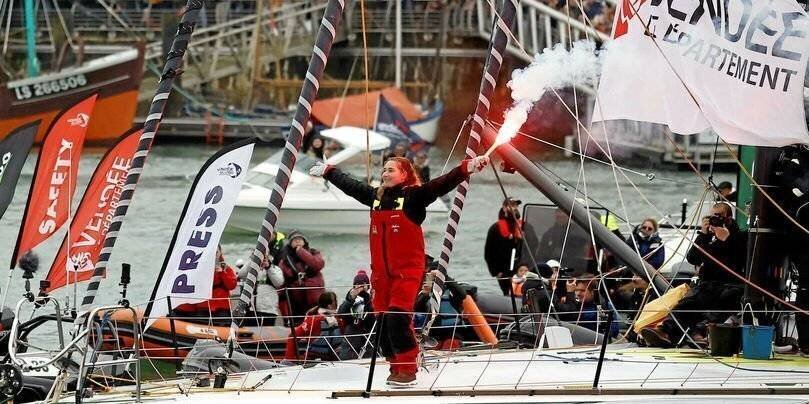 Violette Dorange, qui termine 25e de cette édition 2024-2025 du Vendée Globe, est ainsi devenue la plus jeune femme de l'histoire à boucler ce tour du monde en solitaire.
