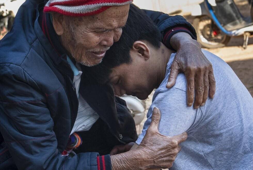 L'ex-otage Watchara Sriaoun embrasse son grand-père Sompong Sriaoun.