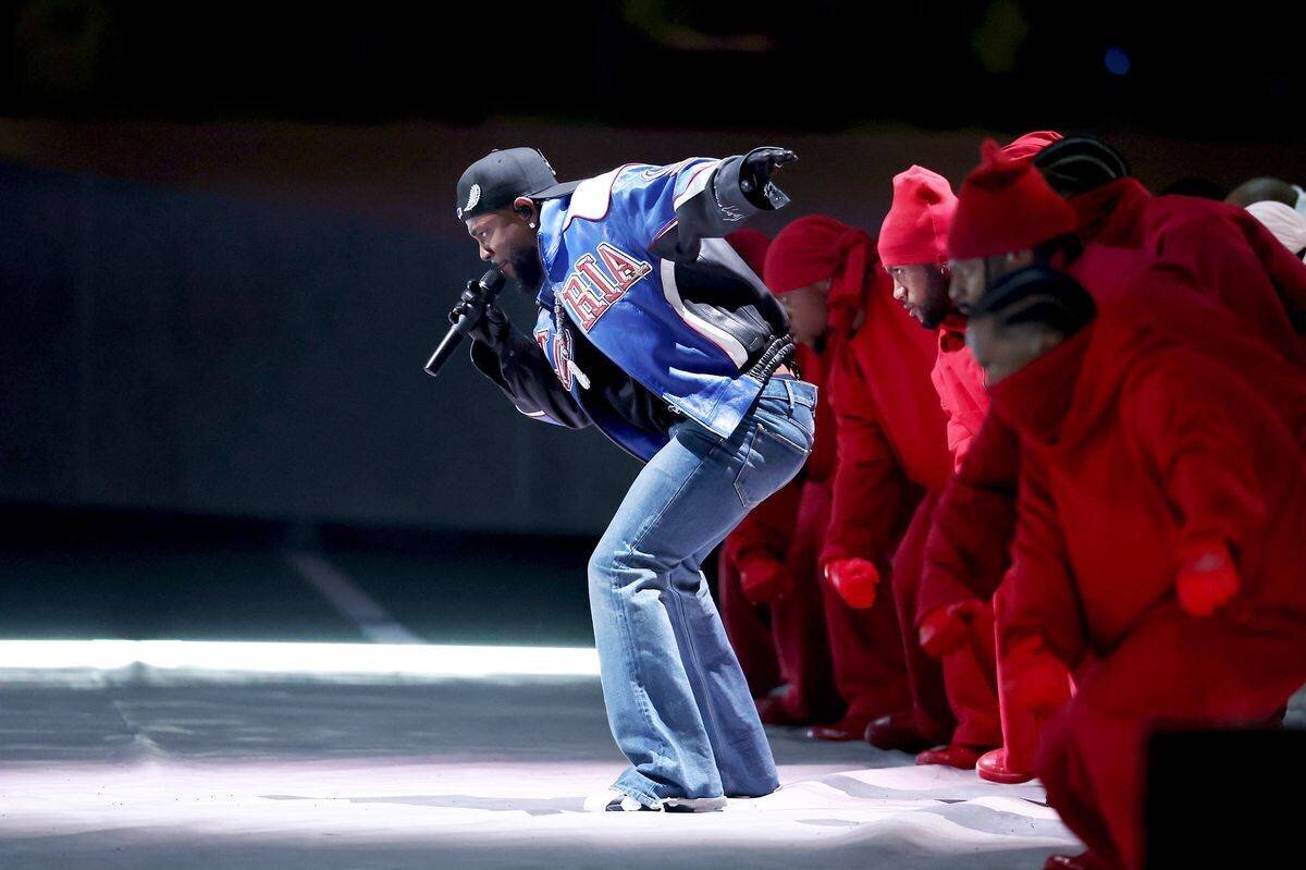 Kendrick Lamar sur scène au Super Bowl LIX