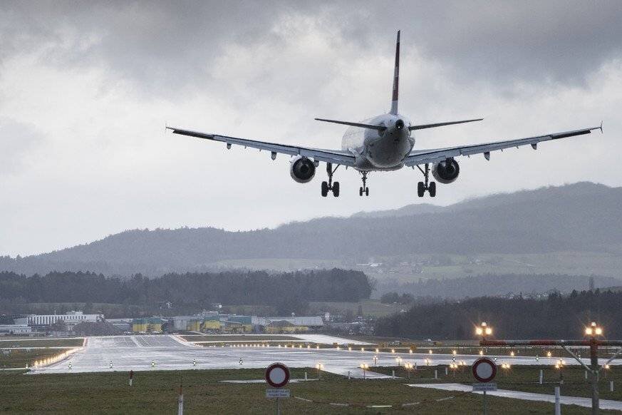 Flugzeuge landen im Sturm "Sabine" am Flughafen in Zuerich, aufgenommen am Montag, 10. Februar 2020. (KEYSTONE/Ennio Leanza)