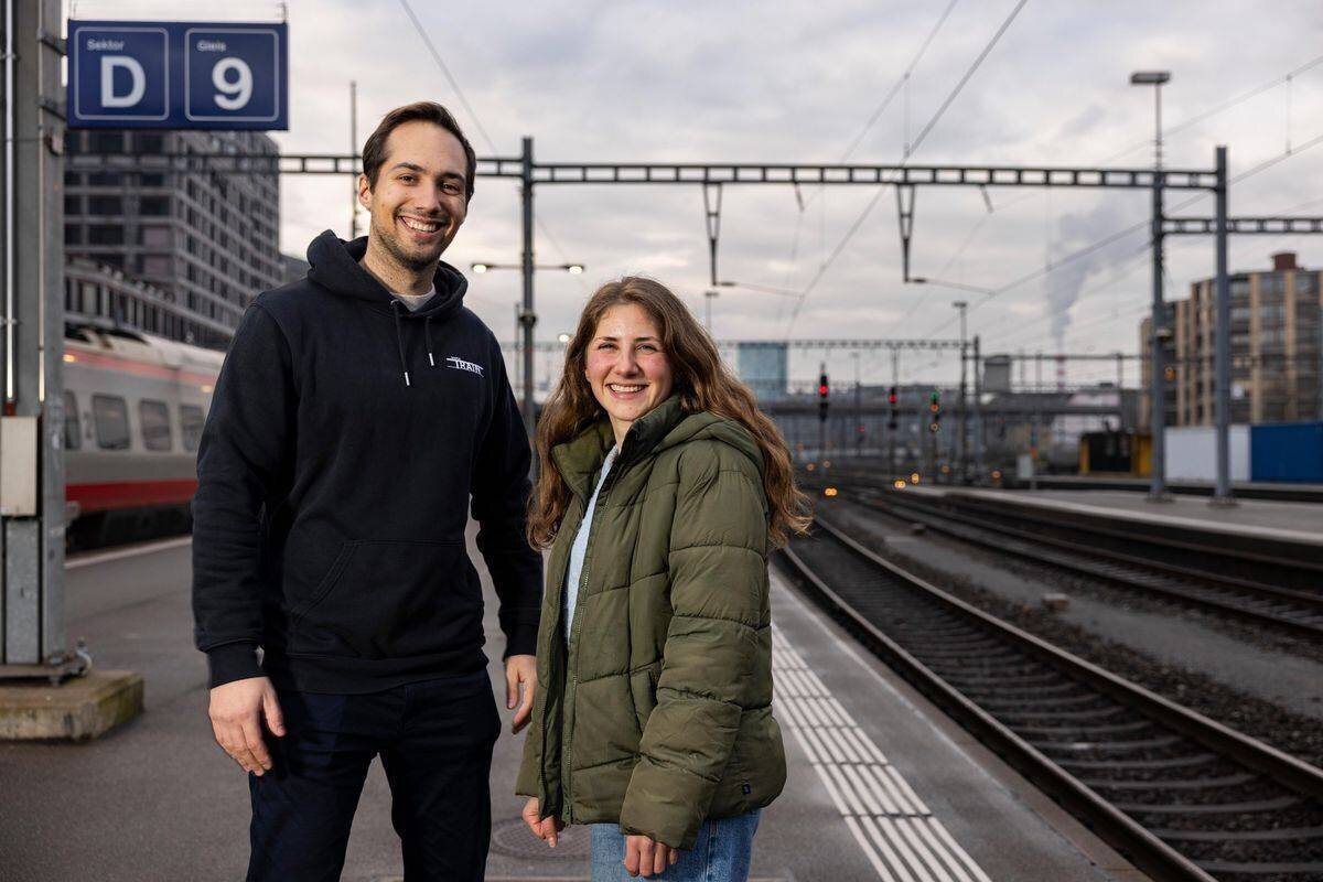 Membres de l'équipe de Simple Train sur un quai de gare à Zurich.