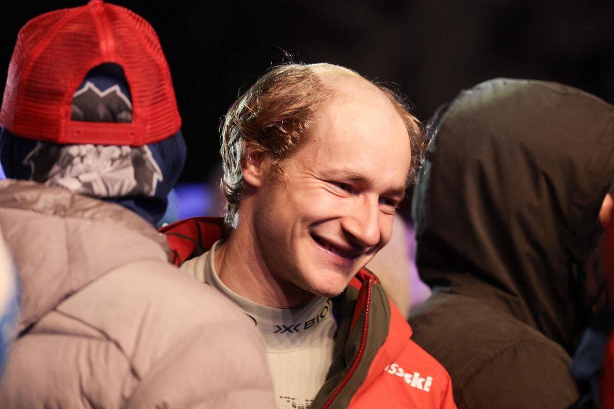 Marco Odermatt souriant lors de la remise des prix à Saalbach, Autriche.