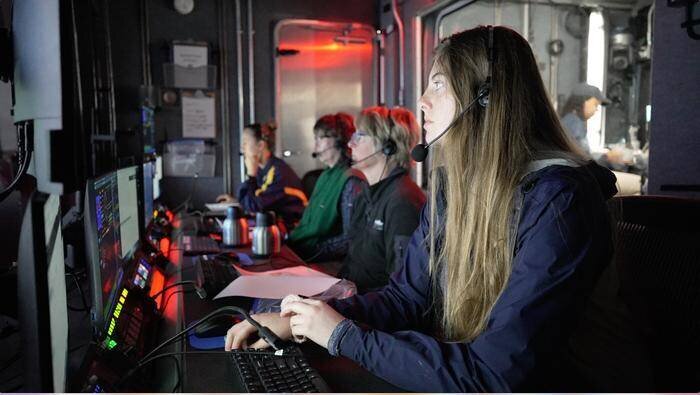 Équipe de surveillance dirigeant et enregistrant les opérations du véhicule sous-marin Hercules pour collecter des sédiments contenant des foraminifères (NASA)