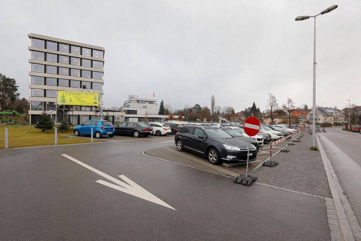 Parkplatz vor dem Stadthaus und Freizeitanlage in Wallisellen ZH mit mehreren geparkten Autos und einem Durchfahrtsverbotsschild.