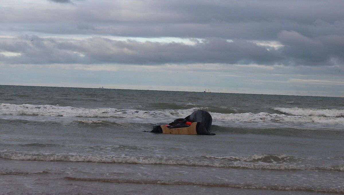 Un bateau abandonné sur une plage du Pas-de-Calais (photo d'illustration).