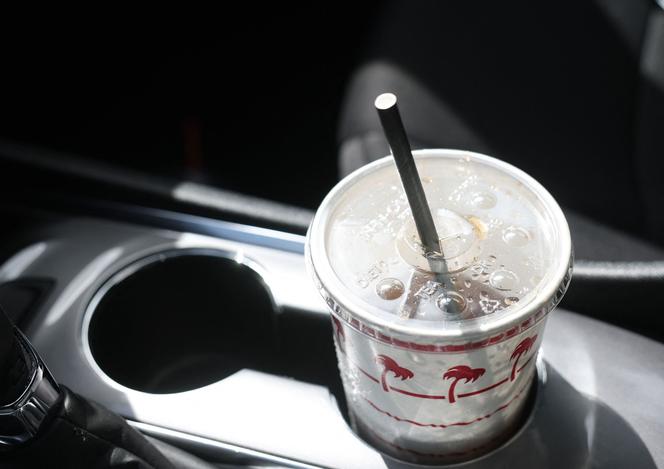 Soda muni d’une paille en papier, à Los Angeles (Californie), le 7 février 2025.