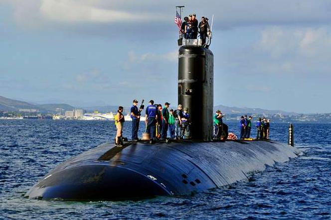 Le sous-marin d’attaque rapide USS « Alexandria », lors d’une opération de contrôle et maintenance en novembre 2012.