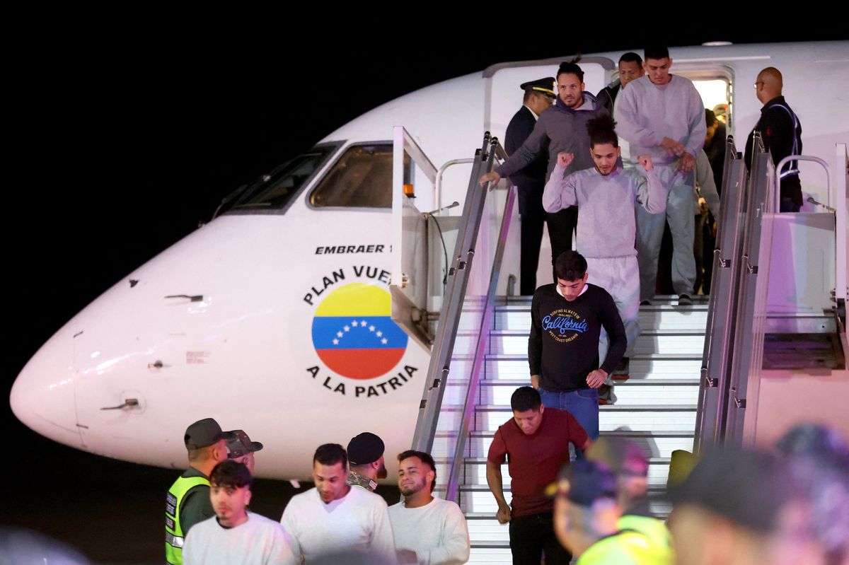Des migrants vénézuéliens débarquent d’un avion à l’aéroport international Simon Bolivar à Maiquetia, Venezuela, le 10 février 2025.