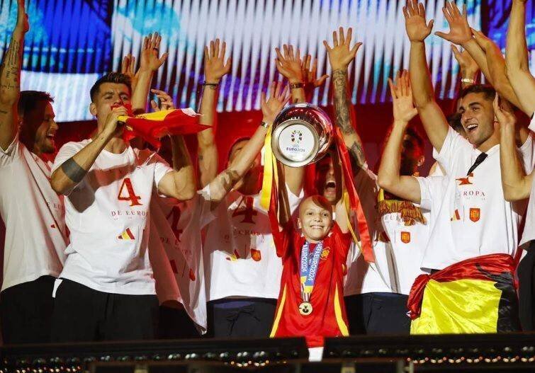 María célébrant avec la sélection espagnole lors de l'Eurocopa