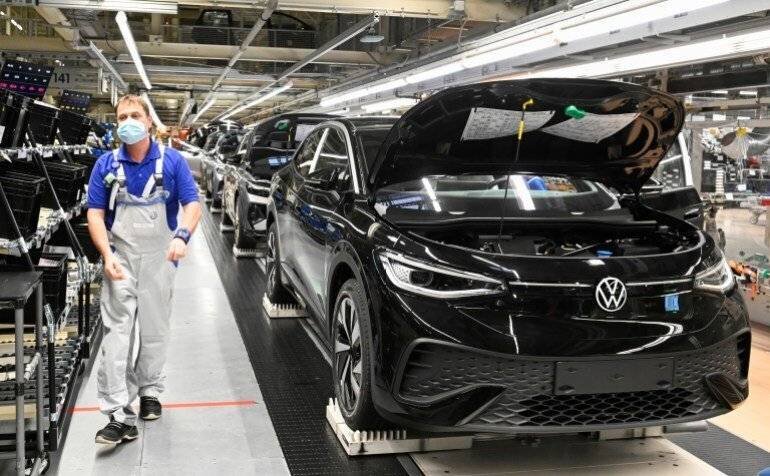 Un employé technique travaille sur la ligne de production du modèle électrique Volkswagen ID.5 à Zwickau, en Allemagne, le 27 janvier 2022. REUTERS/Matthias Rietschel