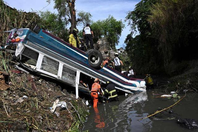 Des pompiers s’activent sur les lieux d’un accident au cours duquel un bus a chuté dans un ravin, à Guatemala, le 10 février 2025.