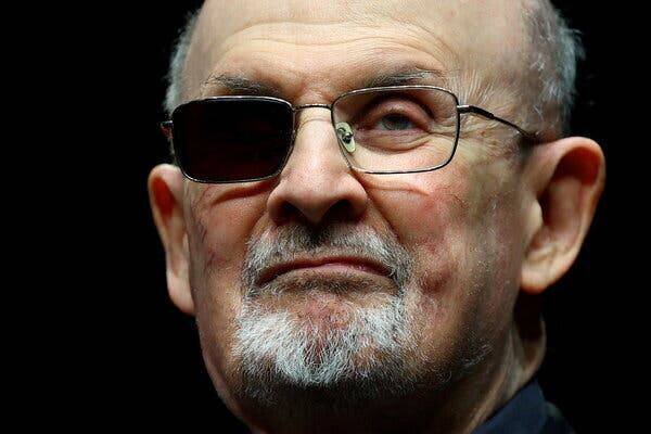 Salman Rushdie, portant des lunettes distinctives avec une lentille noire sur son œil droit.