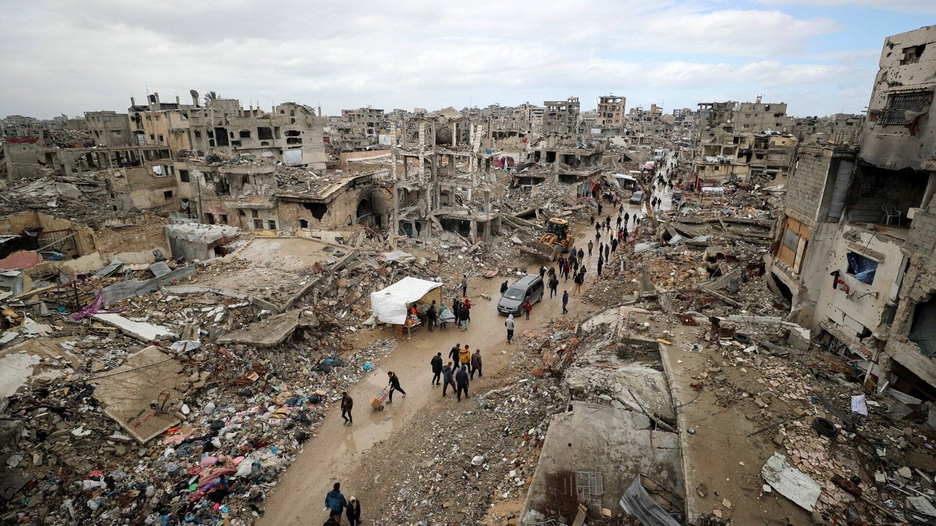Palestinien sur une rue dans la bande de Gaza détruite
