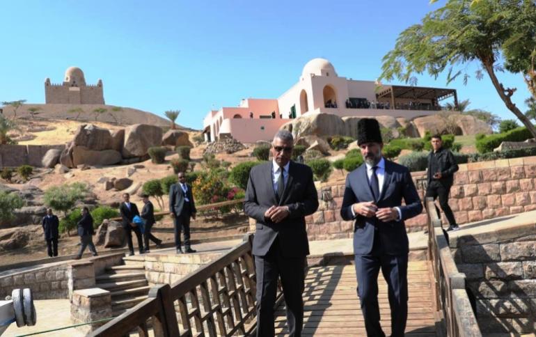 L'aga Khan V, Rahim al-Husayni, avec le gouverneur d'Aswan lors des funérailles de l'aga Khan IV