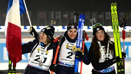 Les trois leaders du biathlon féminin français Justine Braisaz, Julia Simon et Lou Jeanmonnot lors des championnats du monde de Nove Mesto (République tchèque), le 9 février 2024. (MICHAL CIZEK / AFP)