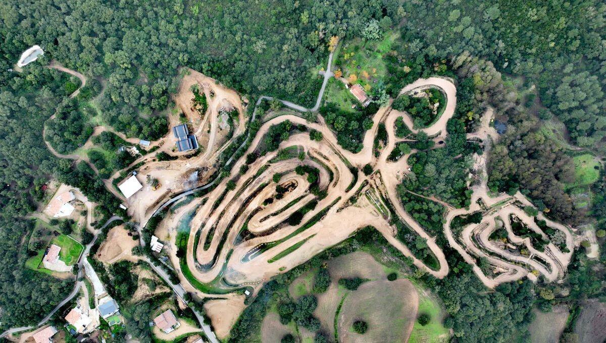 Le Vero Moto Club possède un terrain de 1722 m de long et d'une largeur comprise entre 6 et 14 m