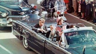 John F. Kennedy a été abattu à Dallas le 22 novembre 1963. 63 ans plus tard, des théories à propos de son assassinat continuent de circuler.