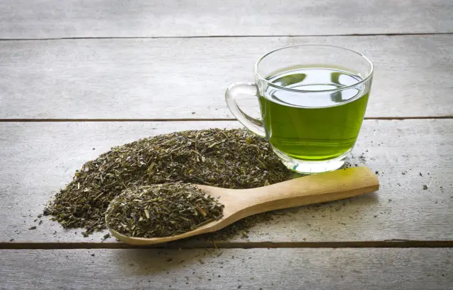 Le thé hojicha est élaboré à partir de feuilles de thé vert.