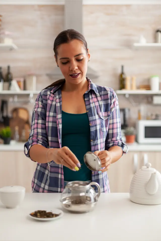 Comment préparer le thé hojicha étape par étape.