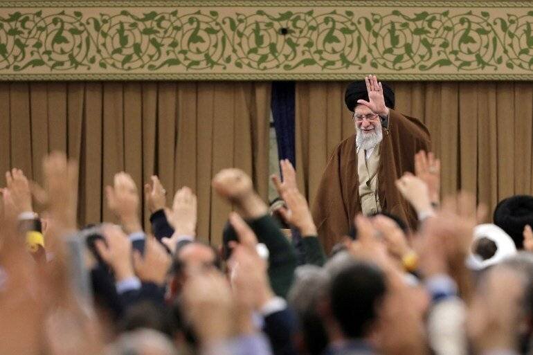 Khamenei lors d'une réunion avec des experts de la défense en Iran