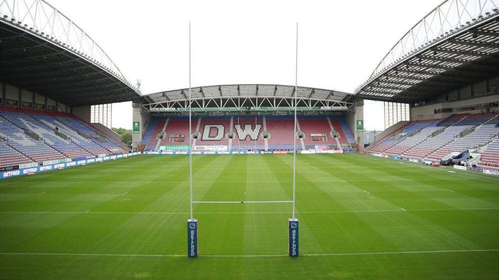 Les poteaux de rugby au Brick Community Stadium à Wigan, Grande Manchester, en préparation d'un match de Super League des Wigan Warriors.