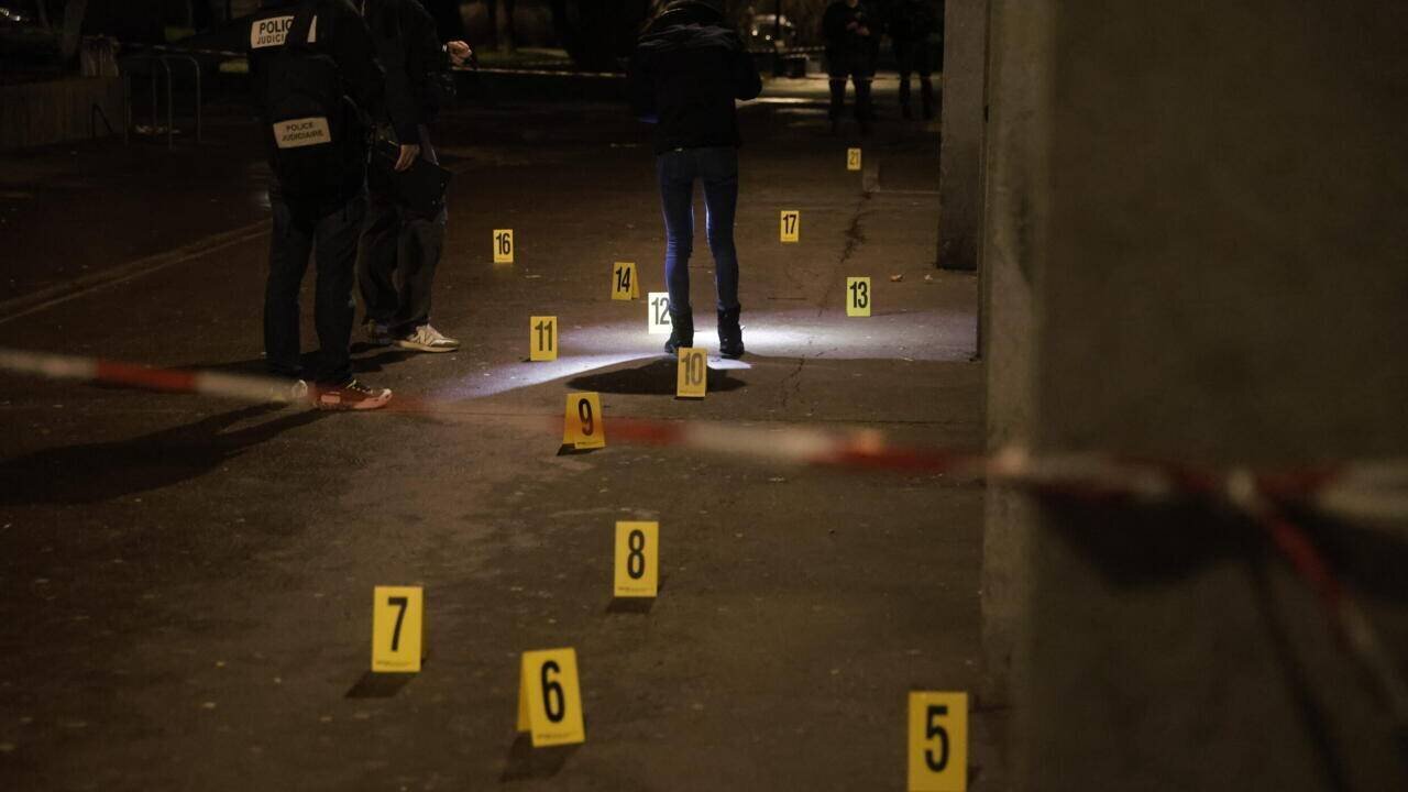 Des enquêteurs de la police travaillent près d'un bar où une grenade a explosé, à Grenoble, mercredi 12 février 2025.