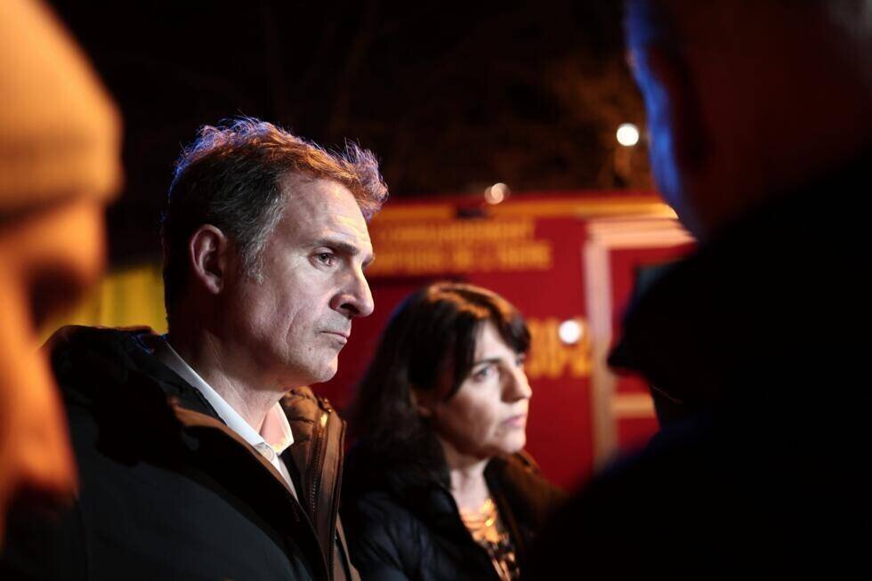 Le maire de Grenoble, Éric Piolle, s'adresse à la presse près du bar où une grenade a été lancée, à Grenoble, mercredi 12 février 2025.